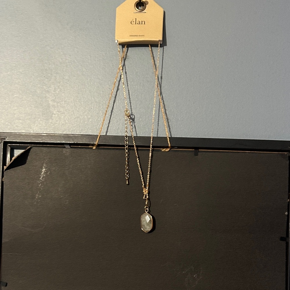 Elegant Gold Necklace with Pendant